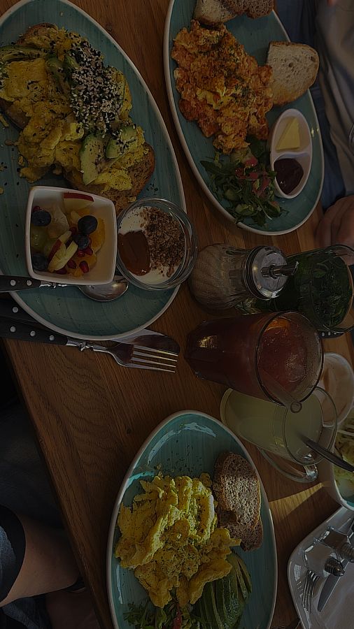 스크램블 에그와 과일