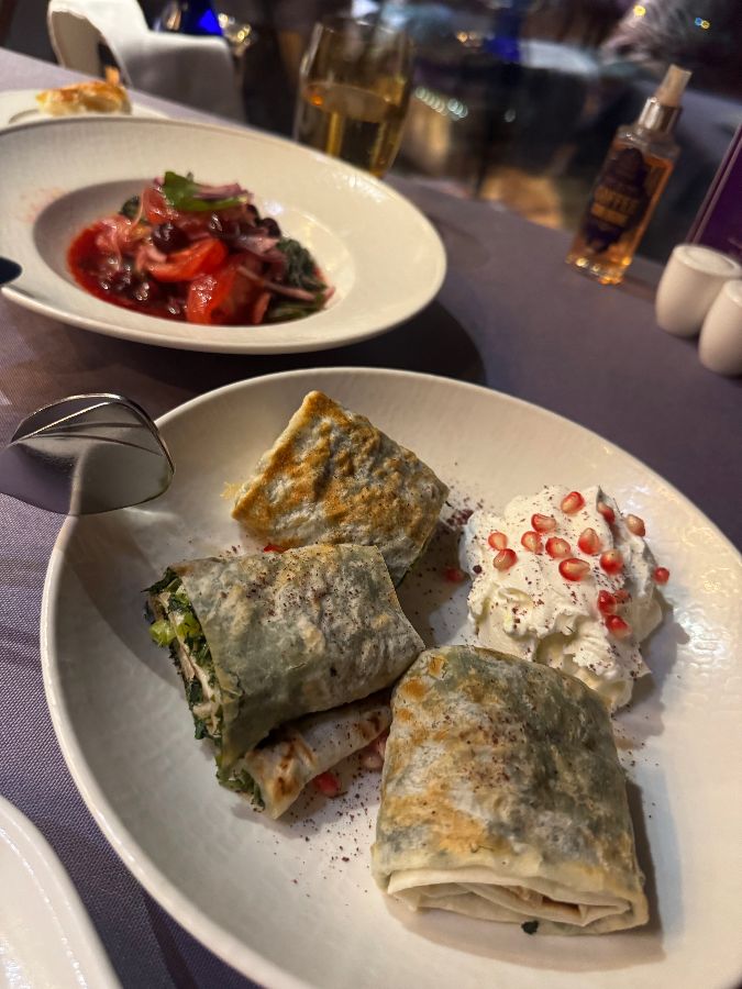 사워 체리 샐러드와 귀르제 만두