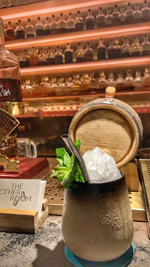 독특한 디자인의 칵테일 잔