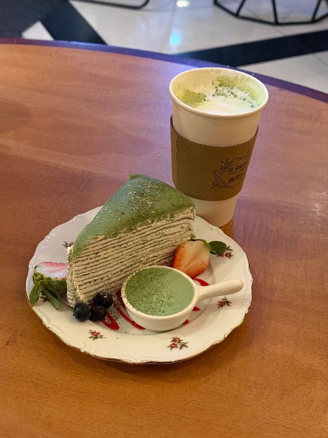 말차 라떼와 크레페 케이크