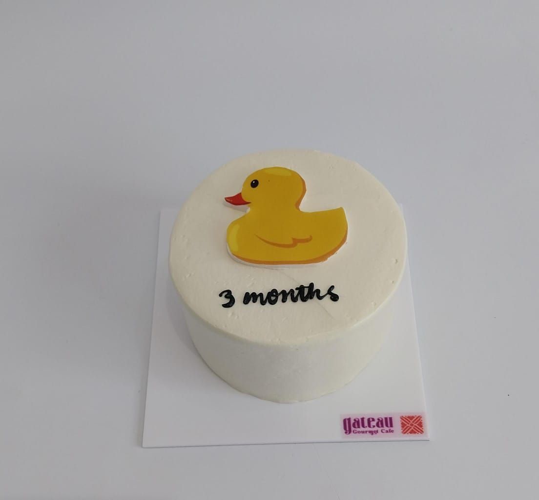 오리 캐릭터가 그려진 케이크