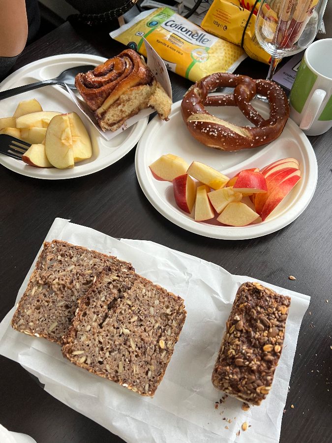 시나몬롤과 프레첼, 빵과 함께 즐기는 여유