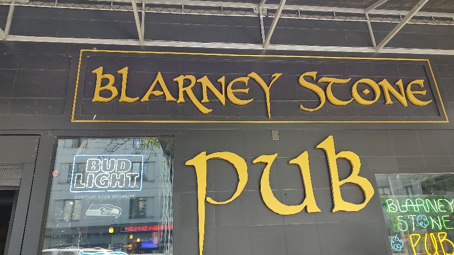 블라니 스톤 펍 간판