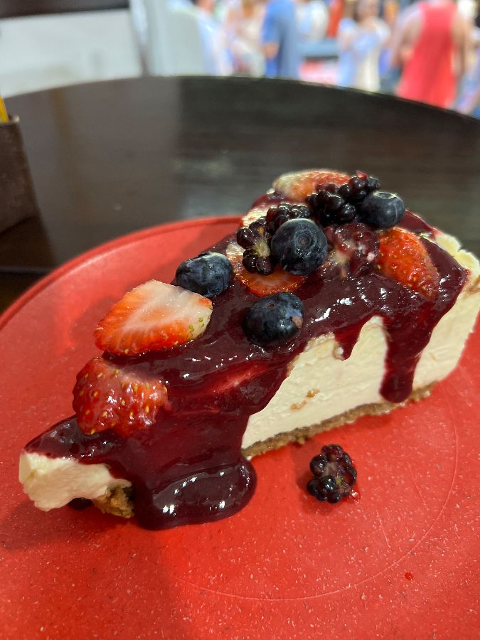 싱싱한 과일 토핑과 촉촉한 치즈의 조화