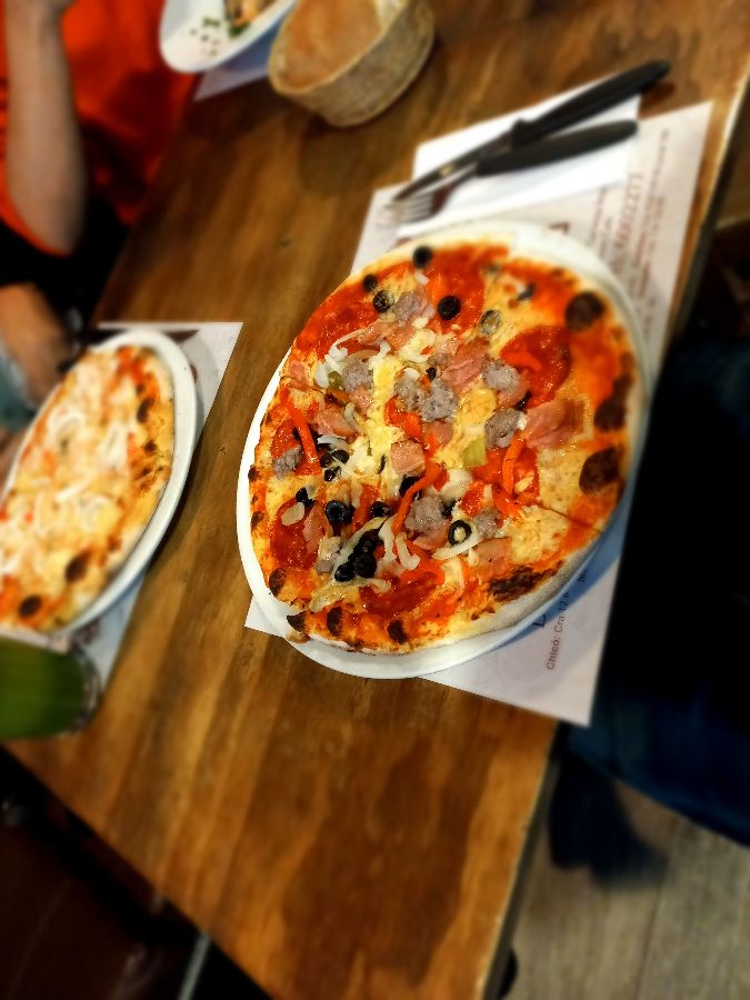 다양한 토핑이 올려진 피자