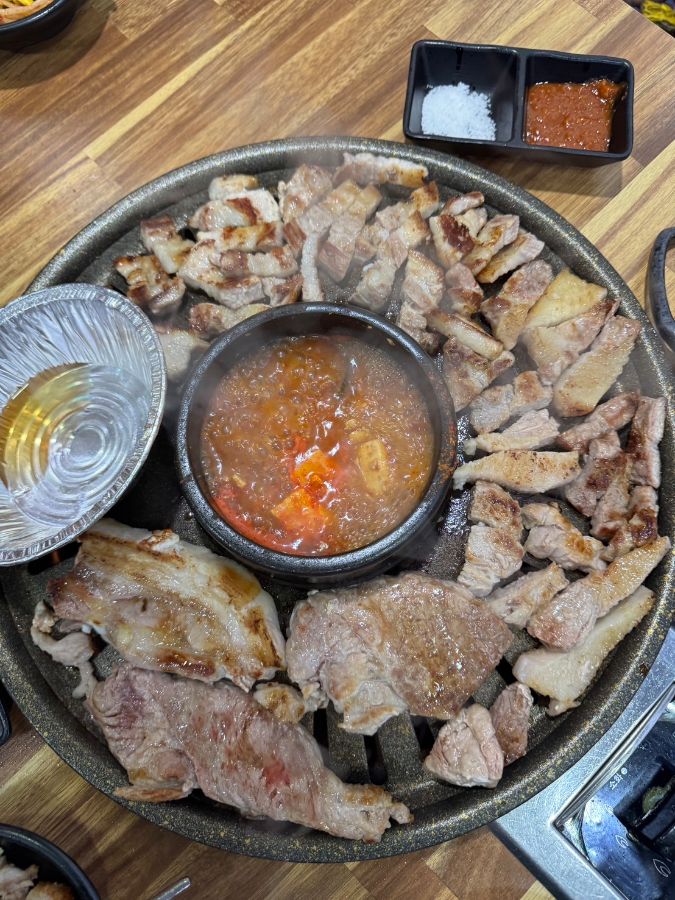 불판 위 삼겹살과 된장찌개