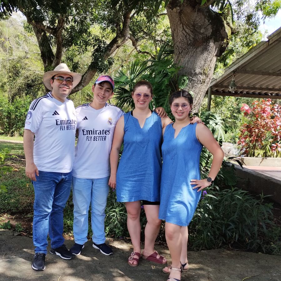 야외에서 즐거운 시간을 보내는 가족