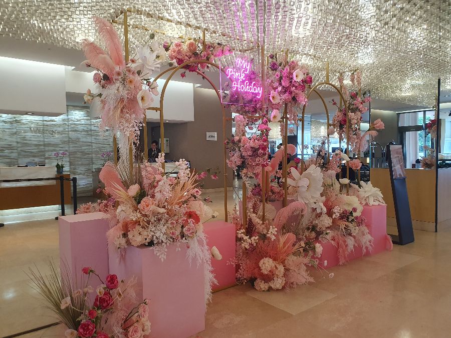 웨스틴 조선 부산 호텔 로비의 화려한 플라워 데코