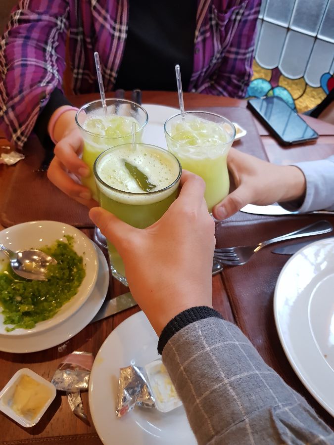 음료를 들고 건배하는 모습