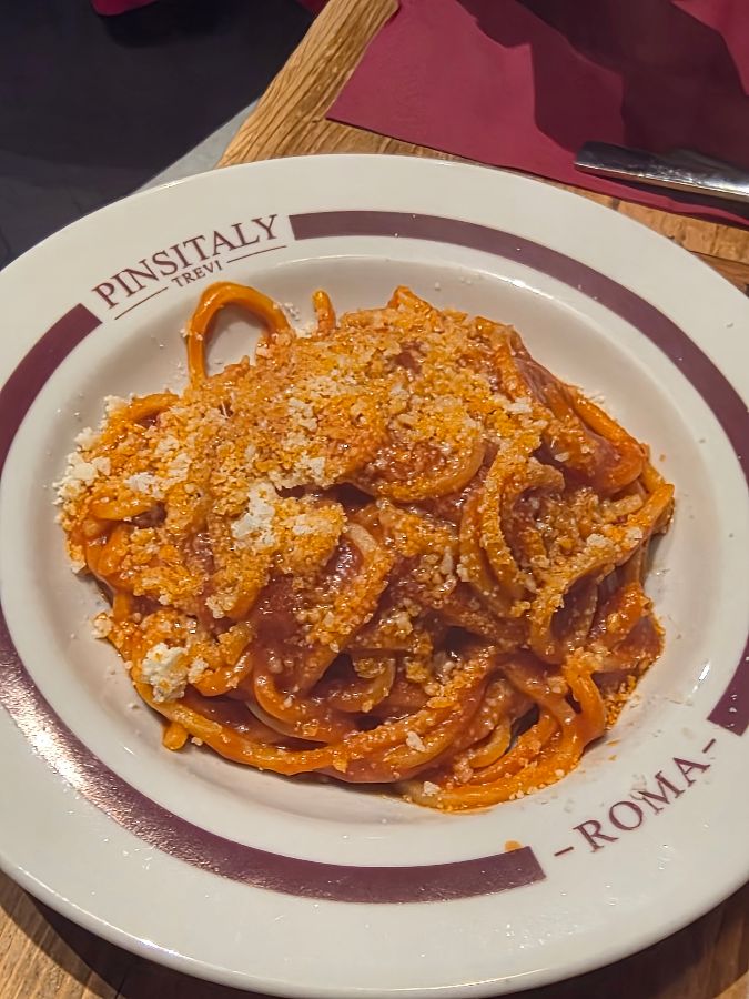 토마토 소스가 듬뿍 뿌려진 파스타