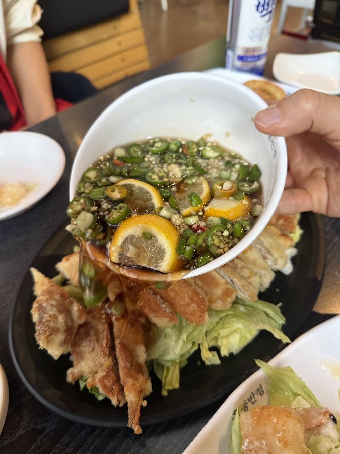 유린기 소스를 붓는 장면