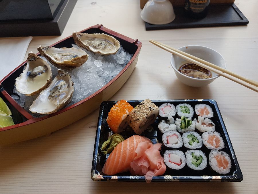 신선한 굴과 스시롤