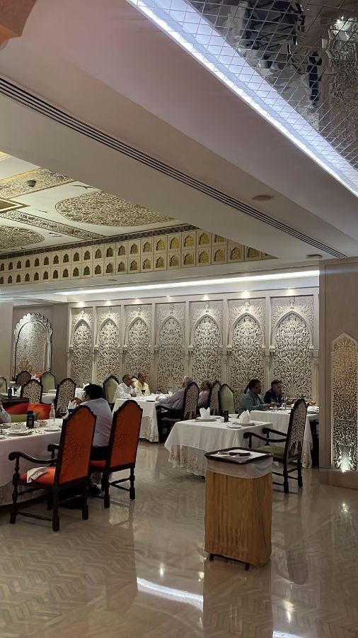 깔끔하고 고급스러운 분위기의 레스토랑 내부