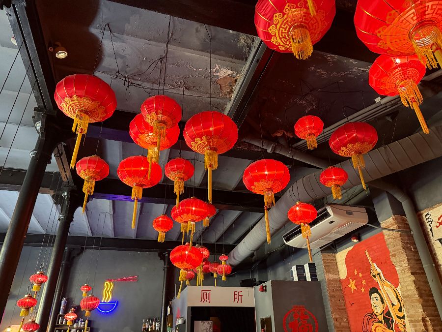 붉은 홍등이 가득한 내부