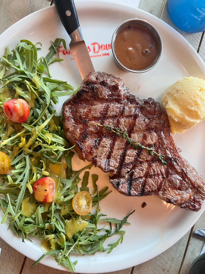 스테이크와 샐러드