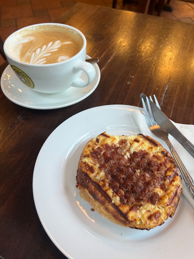 키슈와 커피가 함께 놓인 테이블