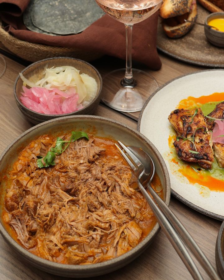 테이블 위에 놓인 다양한 요리