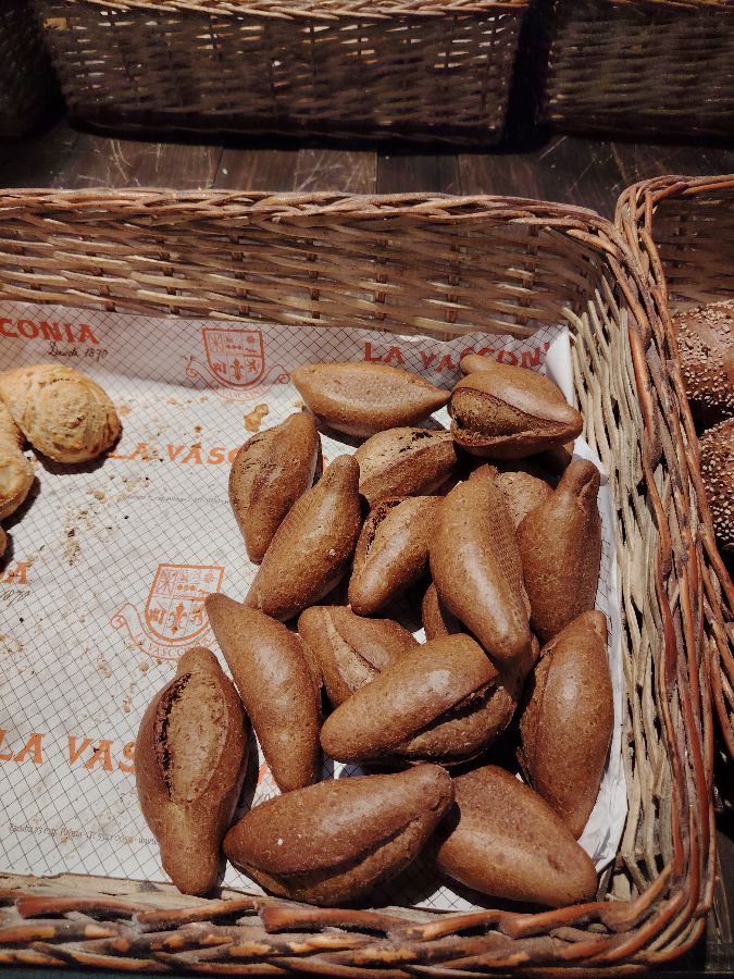 바구니에 담긴 빵