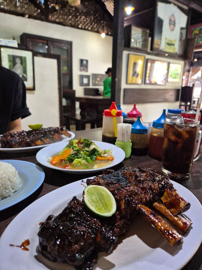 폭립, 샐러드, 밥의 조화