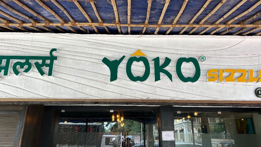 YOKO Sizzlers 간판