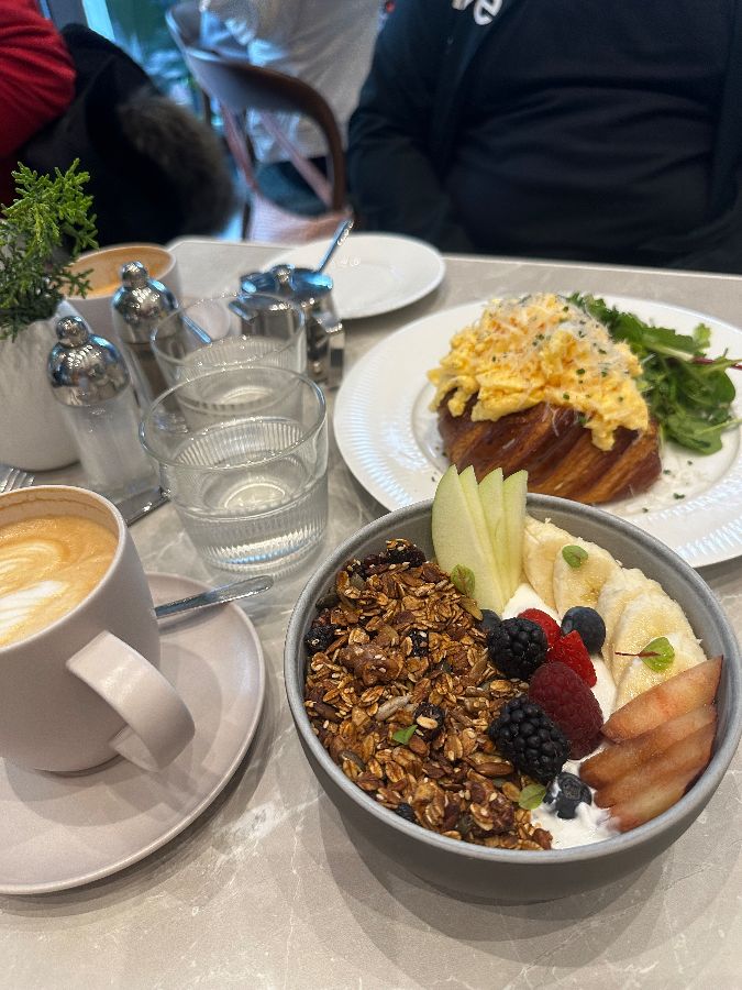 그래놀라와 과일이 담긴 브런치 메뉴