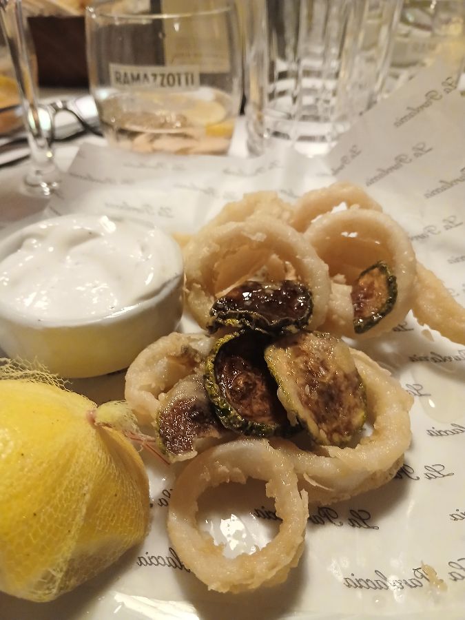 테이블 위에 놓인 깔라마리 튀김, 바삭함과 신선함의 조화