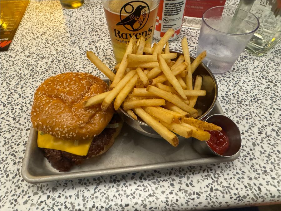 버거, 감자튀김, 맥주