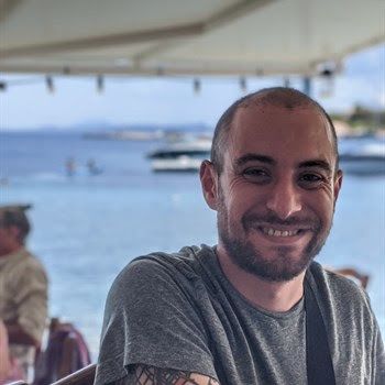 여행객의 행복한 미소