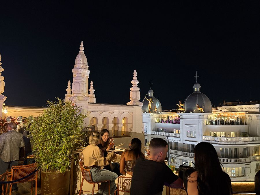 밤의 루프탑에서 바라본 도시 야경