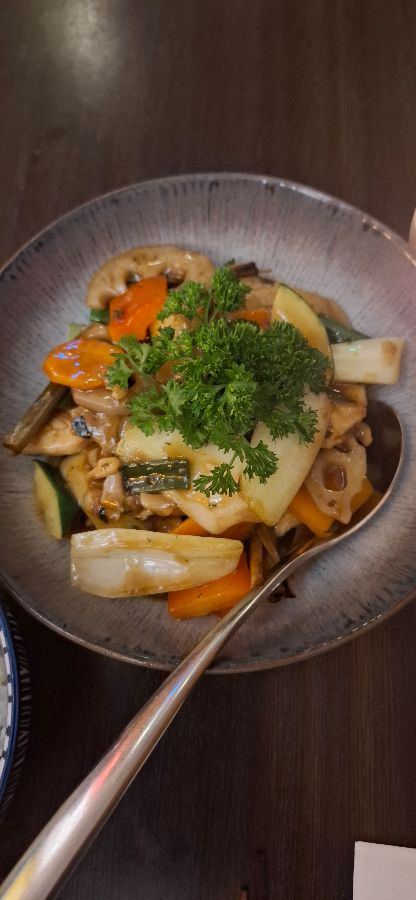 접시에 담겨 나온 볶음 요리