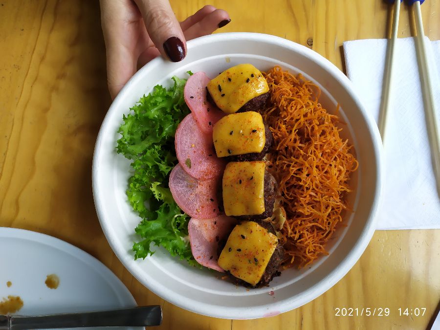 다채로운 색감의 볼 메뉴