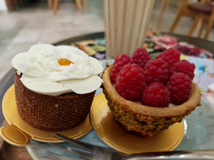 다양한 타르트와 음료