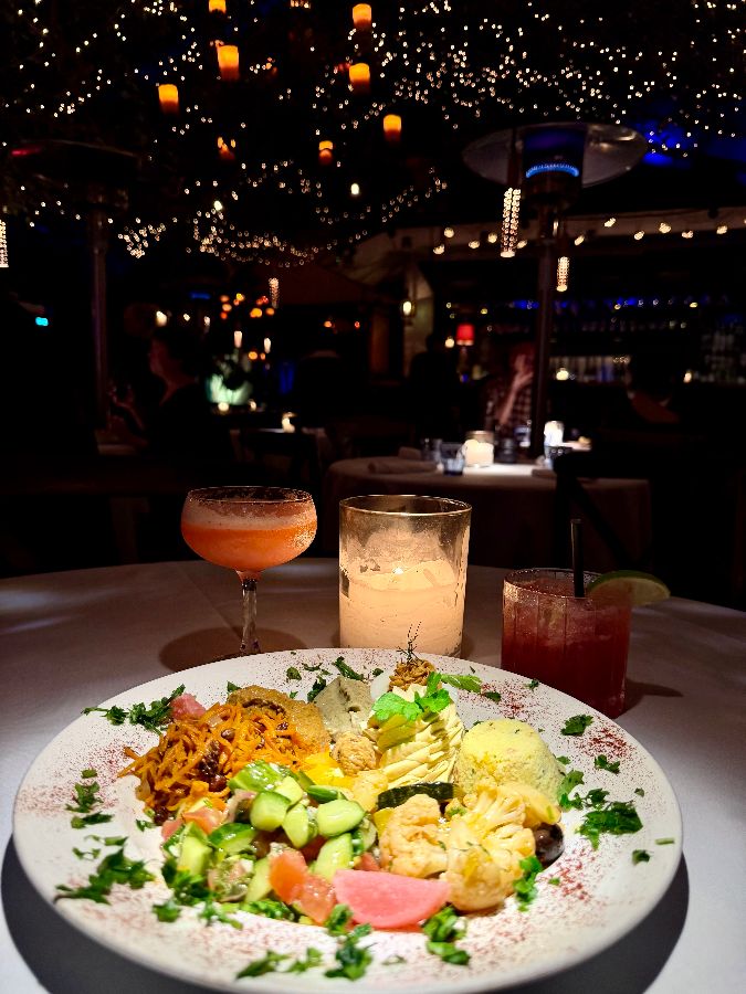 촛불과 칵테일이 놓인 테이블