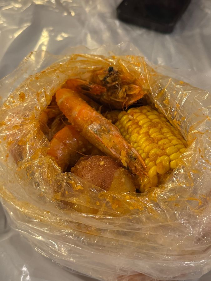 스파이시 소스에 버무려진 새우와 옥수수, 감자