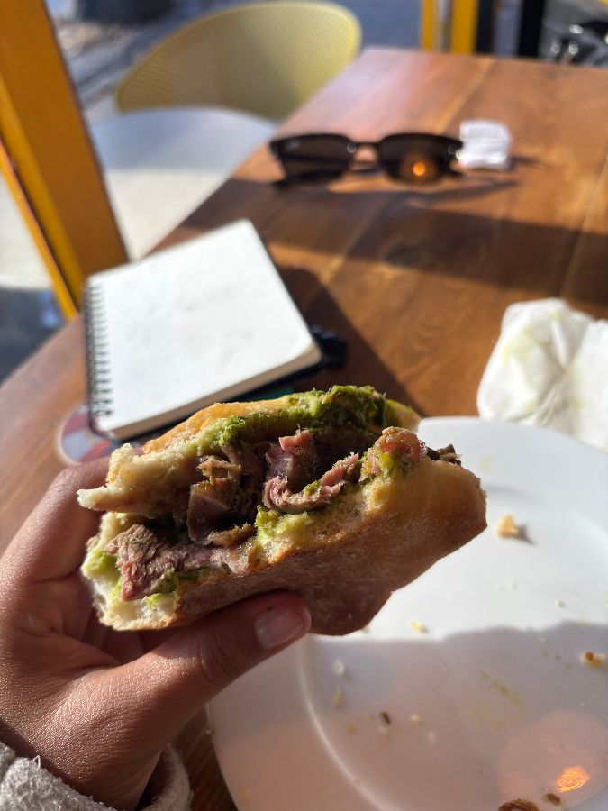 테이블 위의 샌드위치