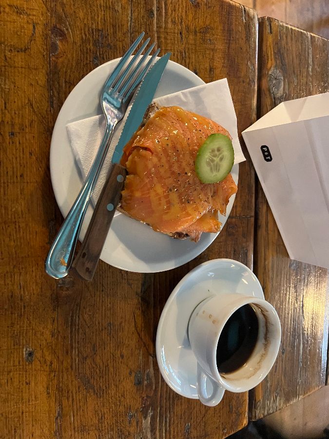 오픈 샌드위치와 아이스 아메리카노