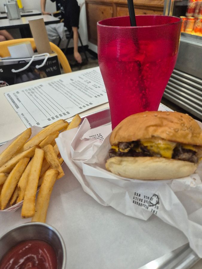 햄버거와 음료, 감자튀김