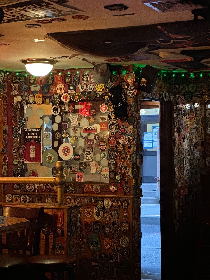 벽면을 가득 채운 배지들과 내부 모습