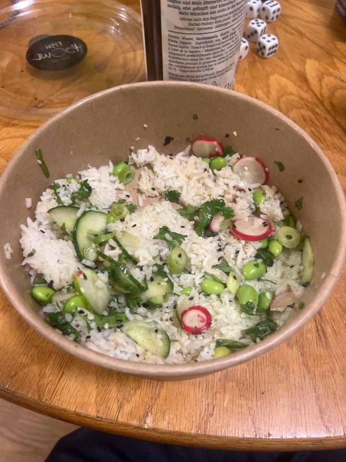 다양한 채소가 들어간 포케