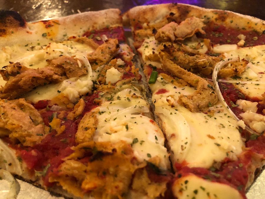 비건 치킨 토핑이 올라간 피자