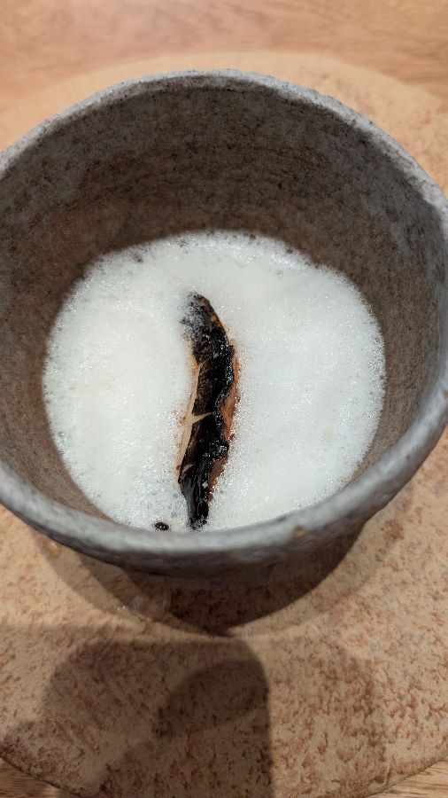 거품이 얹어진 요리