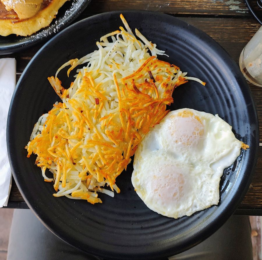 해시브라운과 오버이지 에그