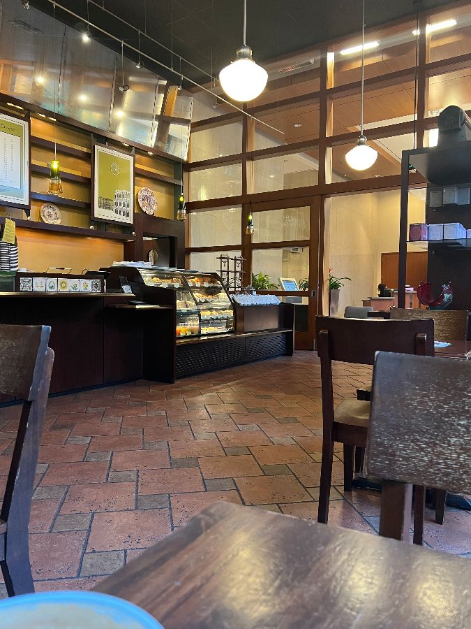 테이블 위에 놓인 커피와 페이스트리