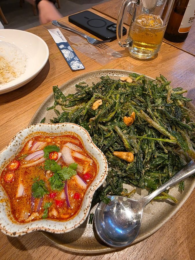 태국 분위기가 물씬 풍기는 식당 내부