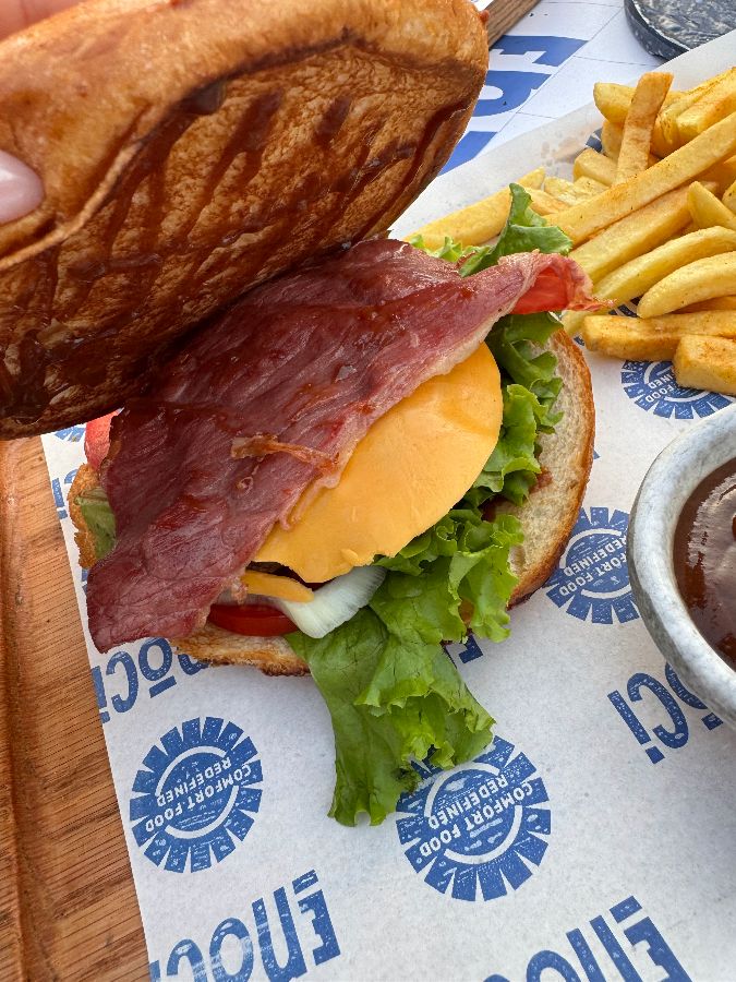 테이블에 놓인 식기류