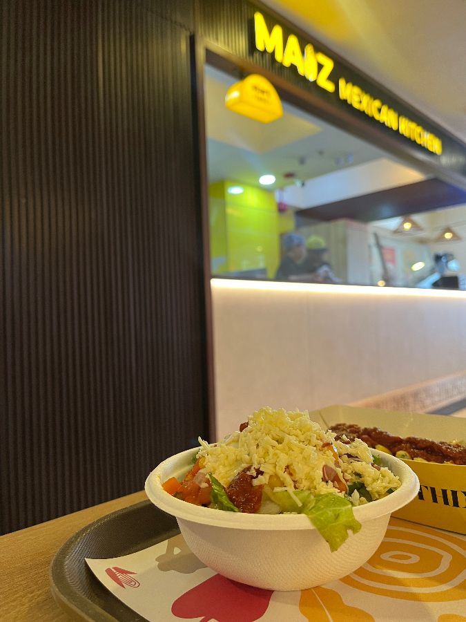 정갈하게 담긴 치킨 부리토 볼