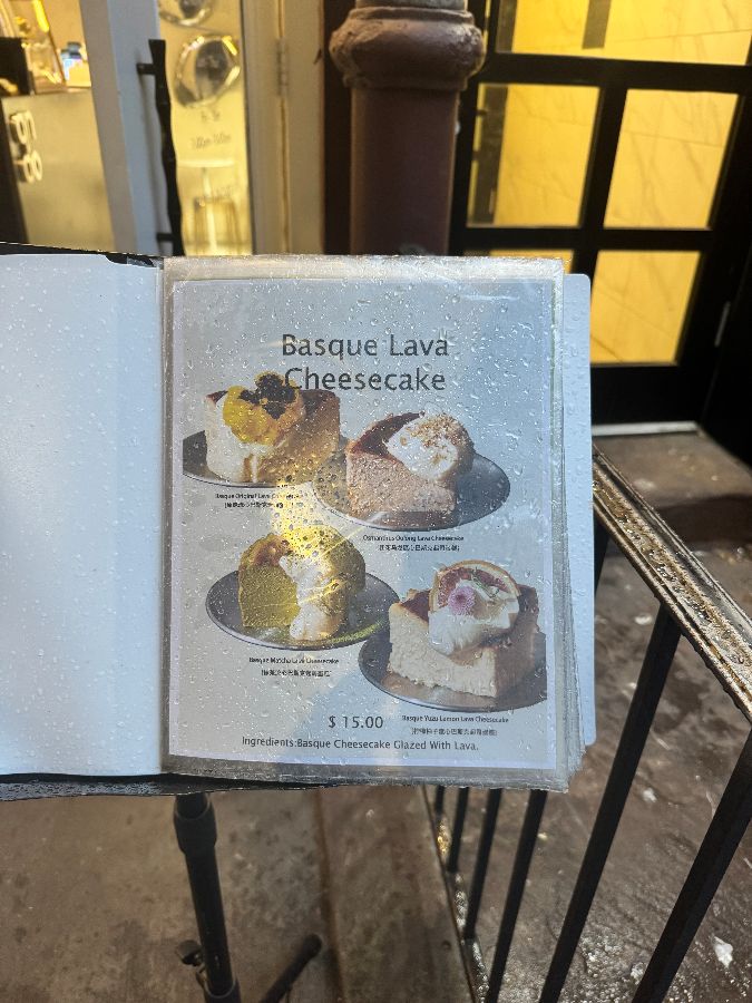 Ando Patisserie 내부 진열대