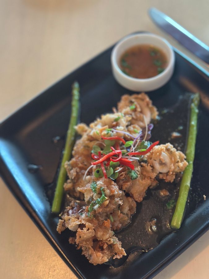 정갈하게 정돈된 다이닝 테이블