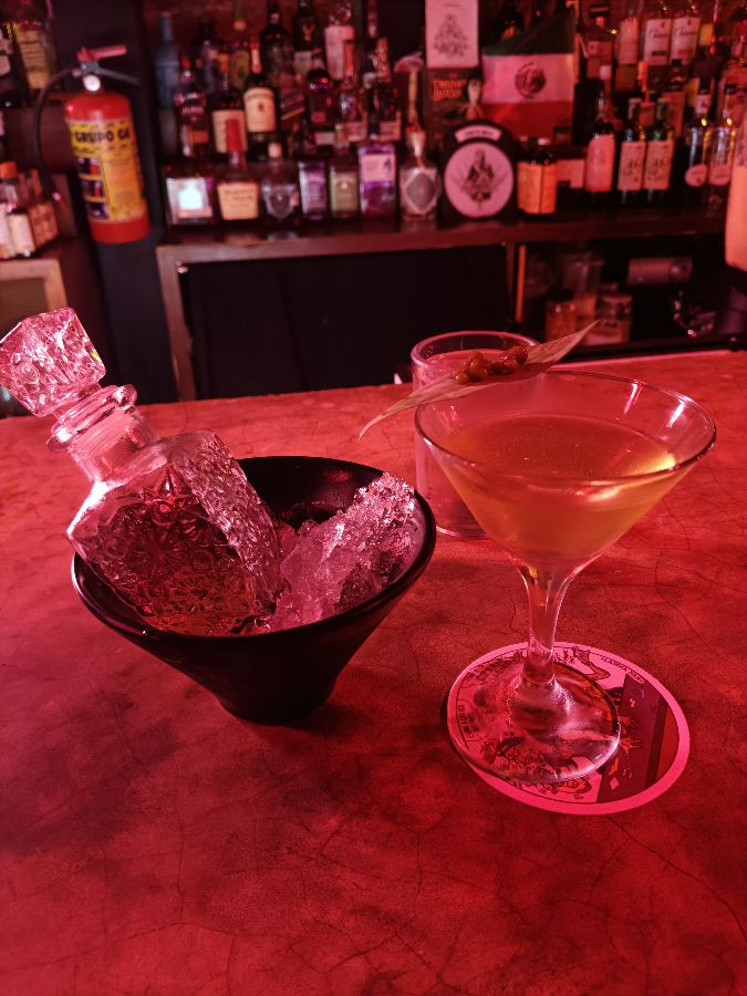 바 테이블에 놓인 칵테일과 메뉴판