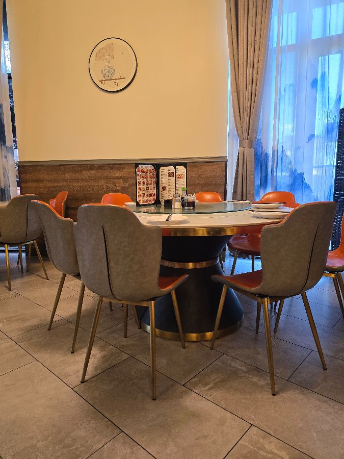 테이블 위 뜨거운 돌솥 요리